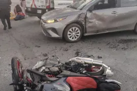 El motociclista de 19 años fue trasladado en estado grave a la Clínica 2 del IMSS.