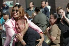 Dos mujeres se abrazan mientras observan el incendio del World Trade Center tras un ataque terrorista contra las Torres Gemelas, el 11 de septiembre de 2001, en Nueva York.