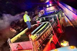 Bomberos de Arteaga trabajaron durante horas para sofocar el incendio y retirar la unidad siniestrada.
