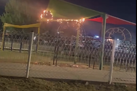 En redes sociales fue difundido un video en el que se observa una malla sombra de la plaza incendiándose.