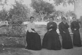 A la izquierda borraron a una persona de la fotografía, y de ahí a la derecha están Francisca Narro de Valdés, Josefa Valdés de Negrete, Eleuteria Valdés de Narro y Engracia Rodríguez, en la Casa Blanca.