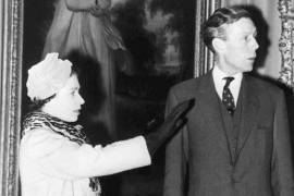 La reina Isabel II del Reino Unido no fue informada por el M15 durante casi diez años de que Anthony Blunt uno de sus asesores de arte era un agente doble que también pasaba información a la Unión Soviética.