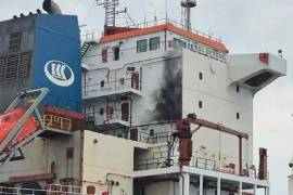 Según informó Turkiye Today, el buque, con bandera de las Islas Marshall, sufrió daños mínimos y su tripulación extinguió un incendio.