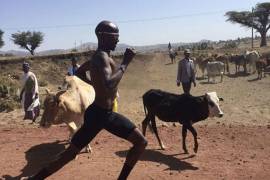 Bajo un intenso sol y rodeado de animales, el entrenamiento de uno de los mejores atletas del mundo