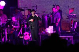 Edén bailó, bromeó y cantó para conquistar al público.