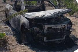 La camioneta en la que el joven viajaba fue consumida por el fuego, es todo lo que han encontrado.