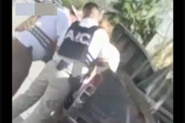 En un video que circula en redes se observa a oficiales de la Policía de Investigación Criminal de Coahuila llegar por la mujer hasta su domicilio de la colonia Villarreal de Piedras Negras.