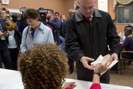 Tim Kaine vota en Virginia inspirado por su experiencia de juventud en Honduras