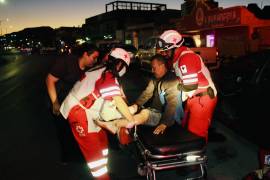 Paramédicos trasladaron al herido al hospital.