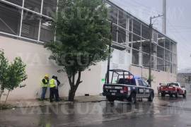 Trabajador sufre descarga eléctrica en empresa clausurada de Saltillo