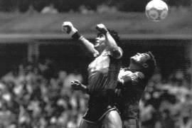 Diego Maradona (i) vence al guardameta inglés Peter Shilton para anotar el llamado gol de la “Mano de Dios” contra Inglaterra en duelo de los cuartos de final del Mundial de 1986, en Ciudad de México.