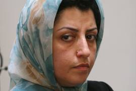La destacada activista iraní por los derechos humanos, Narges Mohammadi, asiste a una reunión sobre los derechos de la mujer en Teherán, Irán, el 27 de agosto de 2007.