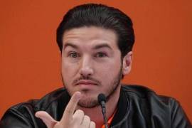 El Gobernador incluso aparece en publicaciones del 2017 y del 2018 promoviendo la marca Dos Banderas de su amigo o colaborando con él en actividades benéficas.