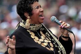 Rezan por Aretha Franklin en una iglesia de Detroit donde su padre fue pastor