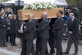 En un funeral privado amigos y familiares despiden a Hawking en Cambridge