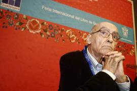 Imagen del 26 de noviembre de 2006. El escritor Jose Saramago en conferencia de prensa con periodistas en el marco de la feria internacional del libro. Cuartoscuro/José María Martínez