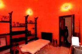 El sórdido escondite de 18 habitaciones del multimillonario financiero caído en desgracia, ubicado en la Avenida Foch, incluía una cámara de masajes que los fiscales de París creen que se utilizó para llevar a cabo atroces violaciones y agresiones sexuales.