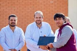 Los apoyos beneficiaron a mil 350 alumnos del CETIS 60.