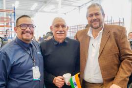 El alcalde Tomás Gutiérrez Merino (D) y directivos de Imperial Auto durante el corte de listón de la nueva planta en Ramos Arizpe.