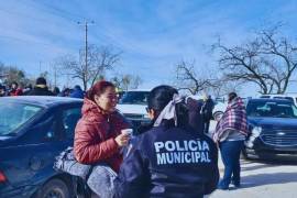 Por las bajas temperaturas, los elementos de Seguridad Pública llevan abrigo y alimentos calientes a residentes de los ejidos del municipio de Acuña.