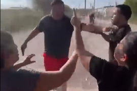 En un video publicado en vivo en una red social de familiares de la denunciante, se puede observar a un hombre que supuestamente sostiene un arma en su mano derecha.