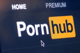 Según la acusación, la compañía presenta inmediatamente contenido pornográfico a los menores que acceden a sus sitios
