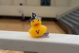 Misión. Quienes localicen uno de estos patitos deberán personalizarlo a su gusto, con pintura, accesorios o el toque creativo que prefieran.