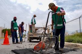 Las cuadrillas municipales intensificaron el programa de bacheo para atender los daños ocasionados por las lluvias en diversos sectores de Ramos Arizpe.