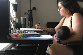 Por amantar a su bebé en clase en línea su profesor la regañó