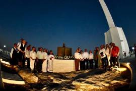 La monumental escultura de la Biblia, develada en el mirador del Cristo de la Bartola, se erige como un símbolo de fe y esperanza en Monclova.