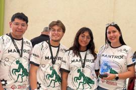 Jesús Orozco, coach del equipo; Alejandro Bastida; Abigail Malacara, y Carmen Coronado, directora de la Facultad de Sistemas de la UAdeC, durante una de las competencias.