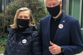 Hillary y Bill Clinton presumen su voto por Joe Biden