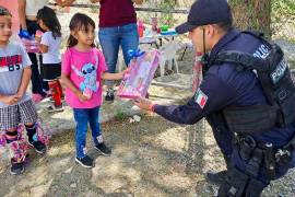 Niñas y niños del ejido El Mesón disfrutan de la exhibición del K9 y celebran el Día del Niño con alegría y aprendizaje.