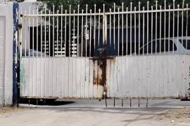 El menor de 7 años salió por debajo del portón de su escuela en Monclova durante el primer día de clases, lo que generó una movilización de autoridades para protegerlo.