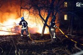 Los bomberos trabajan en el lugar de una zona residencial afectada por un ataque con misiles rusos en medio del ataque de Rusia a Ucrania en Sumy.