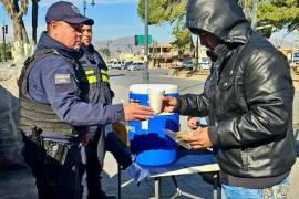 Elementos de la Preventiva Municipal salieron a las calles a repartir bebidas calientes.