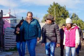 El gobernador Manolo Jiménez y su esposa Paola Rodríguez, acompañados por el alcalde de Ramos Arizpe, Tomás Gutiérrez, llevaron una brigada invernal a la comunidad de San Miguel.