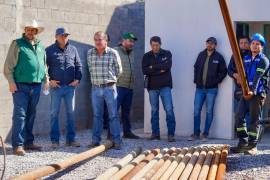 Tomás Gutiérrez, alcalde de Ramos Arizpe (primero de Izq. a Der.), supervisa los trabajos de reparación de una bomba de agua en la colonia Analco.