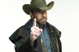 Chuck Norris, el 'hombre más poderoso', cumple 77 años y el internet lo celebra