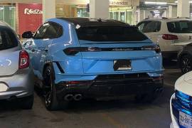 El vehículo fue encontrado abandonado en el estacionamiento de un centro comercial, ubicado por Lázaro Cárdenas, compartió la policía municipal de San Pedro Garza García