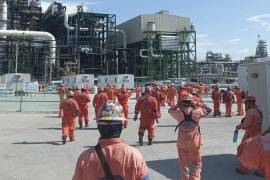 Obreros son evacuados por presunta fuga de gas tóxico en la Refinería Olmeca de Dos Bocas, ubicada en Tabasco.
