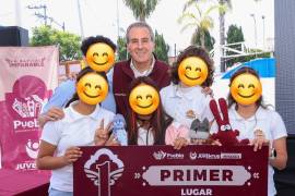 Alcalde de la Ciudad de Puebla, Pepe Chedraui, junto a los jóvenes ganadores del emprendimiento juvenil.