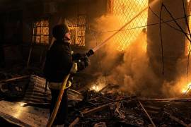 Bomberos tratan de sofocar un incendio tras un ataque ruso con drones en la región de Odesa.