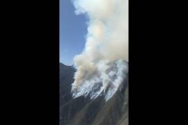 El incendio forestal en la localidad ubicada en Santa Catarina es combatido con tres aeronaves