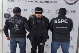 Las autoridades federales reportaron que el detenido contaba con ficha roja y una orden de arresto con fines de extradición.