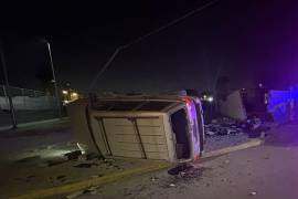 La camioneta presentó severos daños tras el choque y la volcadura ocurridos durante la madrugada.