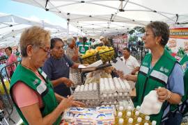 Miles de habitantes de Paredón y comunidades vecinas aprovecharon una nueva edición del “Mercadito de a peso”, donde adquirieron artículos esenciales a bajo costo.