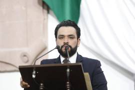 Alberto Hurtado plantea capacitación para motociclistas, evaluaciones prácticas para obtener licencias, zonas de espera en semáforos y regulación del filtrado vial para prevenir accidentes en Coahuila.