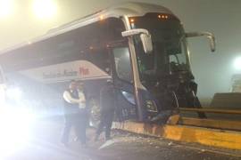 La unidad de la línea Ómnibus de México quedó con el frente destrozado tras impactar contra la base del puente en el bulevar Manuel Acuña; el exceso de humedad y la falta de visibilidad fueron las causas principales del percance.