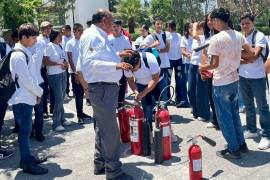 Los estudiantes recibieron capacitación en la prevención y combate de incendios.